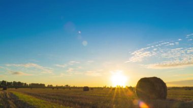 Gün batımı zamanı. Gün batımında güzel sıcak gökyüzü