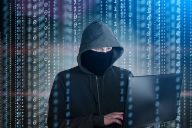 Bilgisayar korsanları ekrana bakar ve program kod hack bilgisi ve kullanıcı hesabı yazar