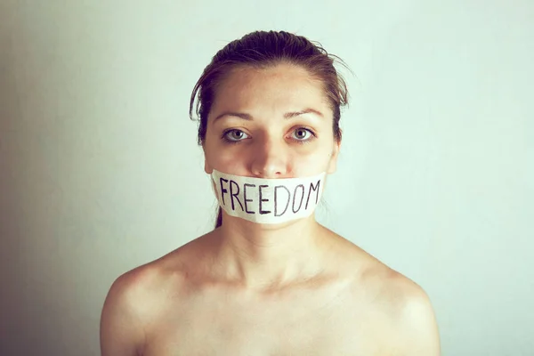 Mujer con boca grabada con palabra de inscripción - libertad —  Fotos de Stock