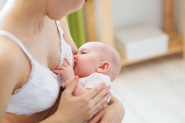 妈妈给她的小男孩喂奶。妈妈给孩子喂奶和喂奶婴儿的特写 — 图库照片