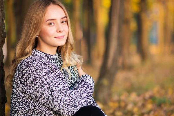 Sonbaharda açık havada yürüyen güzel genç bir kadının portresi..