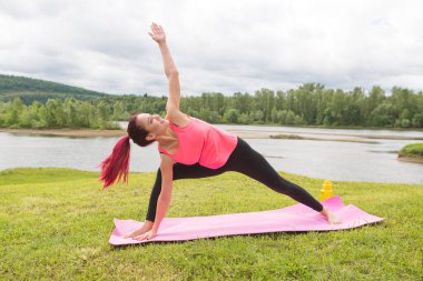 Parktaki kız yogayla meşgul..