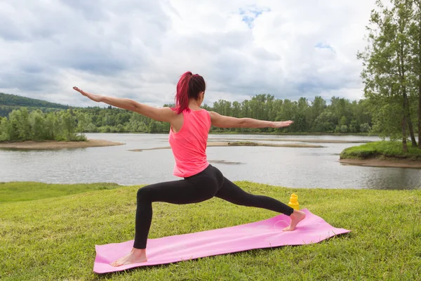 Parktaki kız yogayla meşgul..