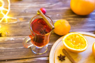 Ahşap arka planda baharatlı sıcak şarap.