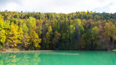 Sonbaharda Mavi Dağ Gölü. Güzel bir sonbahar sabahı