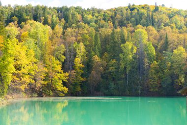 Sonbaharda Mavi Dağ Gölü. Güzel bir sonbahar sabahı