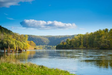 Sonbaharda, güneşli bir günde dağlarda nehir..