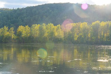 Sonbaharda, güneşli bir günde dağlarda nehir..