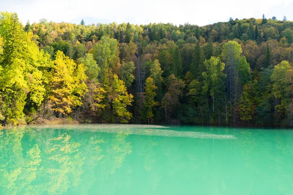 Blauer Bergsee im Herbst. Schöner Herbstmorgen — Stockfoto
