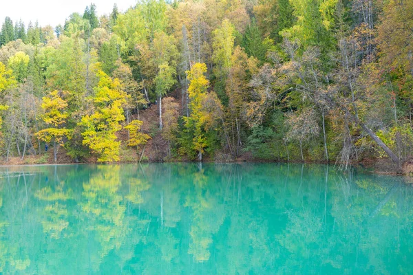 Kék hegyi tó ősszel. Gyönyörű őszi reggel. — Stock Fotó