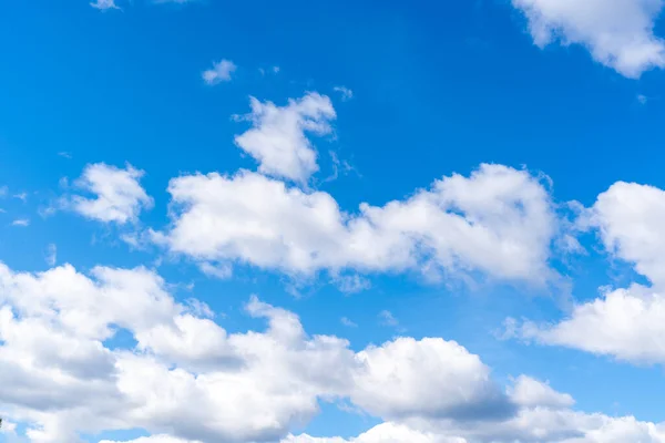 Blå himmel med moln. Typisk middagshimmel — Stockfoto