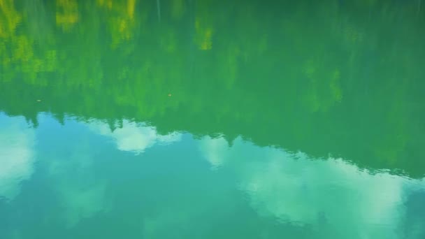 Video de un lago de montaña con agua azul o turquesa. — Vídeo de stock