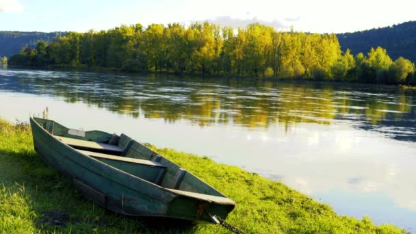 Belo rio sereno de montanha no outono ao pôr do sol em uma noite quente — Vídeo de Stock