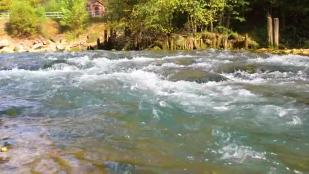 Video de río de montaña con agua azul o turquesa. Moción lenta — Vídeo de stock