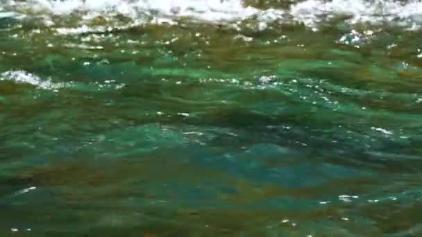 Видео горной реки с голубой или бирюзовой водой. Slow Motion — стоковое видео