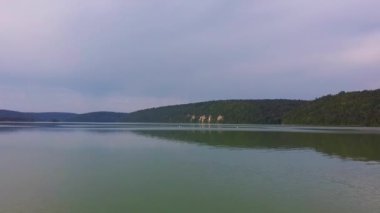 Güzel dağ gölünün hava görüntüsü.