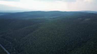 Yeşil ormanlarla kaplı dağların insansız hava aracı görüntüleri. Hava videosu.