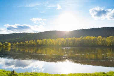 Sonbaharda, güneşli bir günde dağlarda nehir..
