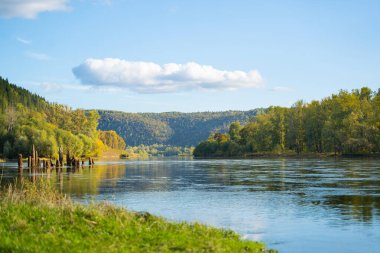 Sonbaharda, güneşli bir günde dağlarda nehir..
