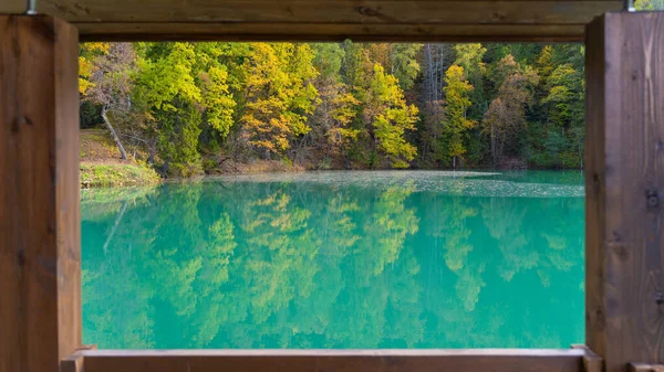 Lago de montanha azul com uma casa. Linda manhã de outono — Fotografia de Stock