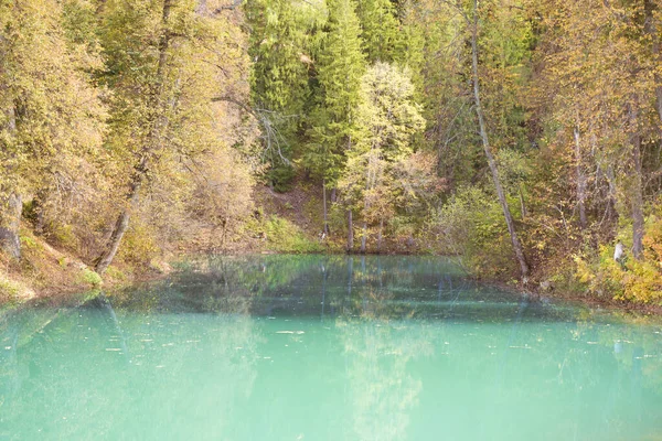 Lago azul de montaña en otoño. Hermosa mañana de otoño —  Fotos de Stock