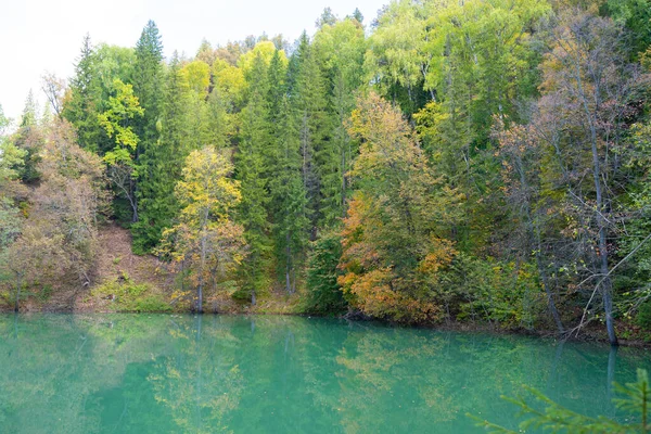 Lago blu di montagna in autunno. Bella mattina d'autunno — Foto Stock