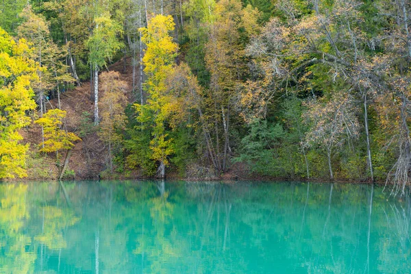 Lago azul de montaña en otoño. Hermosa mañana de otoño —  Fotos de Stock