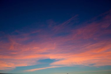 Günbatımı arka planda harika bir gökyüzü, akşam vakti inanılmaz mor ve turuncu gökyüzü güneş batarken