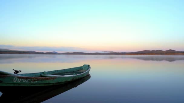 Βίντεο από την όμορφη λίμνη του βουνού σε ένα παγωμένο πρωινό του φθινοπώρου. — Αρχείο Βίντεο