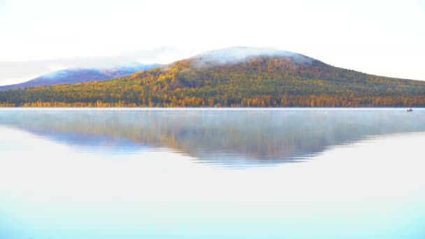 Video de un hermoso lago de montaña en una mañana helada de otoño. — Vídeos de Stock