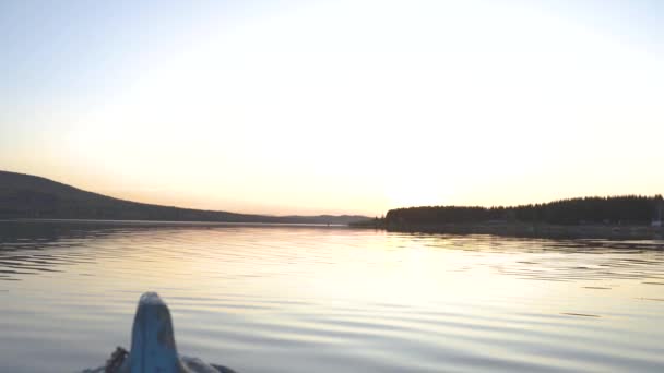 Vídeo de belo lago de montanha em uma manhã de outono gelada. — Vídeo de Stock