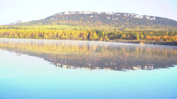 Wideo z pięknym górskim jeziorem w mroźny jesienny poranek. — Wideo stockowe