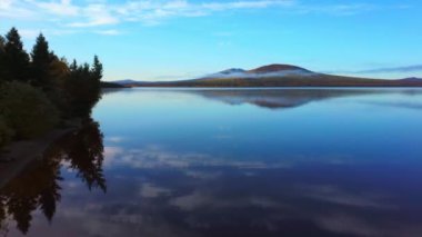 Soğuk bir sonbahar sabahında güzel dağ gölünün havadan çekilmiş videosu..
