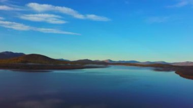 Soğuk bir sonbahar sabahında güzel dağ gölünün havadan çekilmiş videosu..