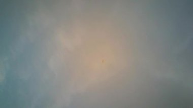 Soğuk bir sonbahar sabahında güzel dağ gölünün havadan çekilmiş videosu..