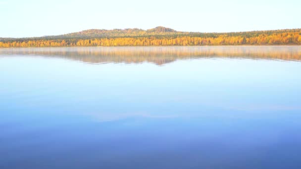 Video kaunis vuori järvi pakkasella syksyllä aamulla. — kuvapankkivideo