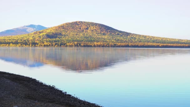 Vidéo de beau lac de montagne par un matin d'automne givré. — Video