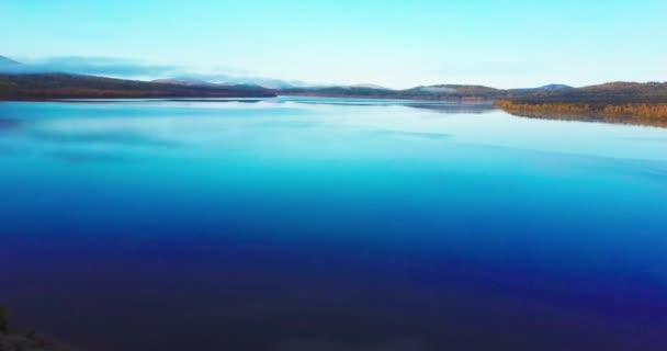 Vídeo aéreo de un hermoso lago de montaña en una mañana helada de otoño. — Vídeos de Stock