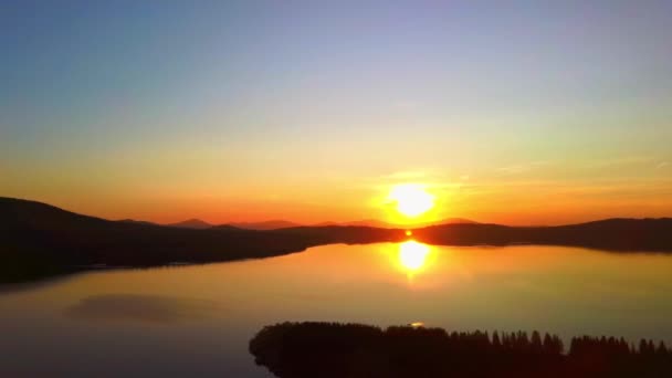 Vídeo aéreo de belo lago de montanha em uma manhã de outono gelada. — Vídeo de Stock