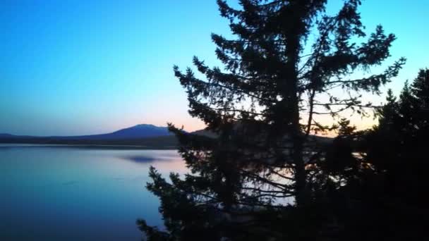 Vídeo aéreo de belo lago de montanha em uma manhã de outono gelada. — Vídeo de Stock