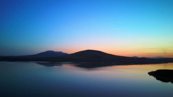 Воздушное видео красивого горного озера холодным осенним утром. — стоковое видео