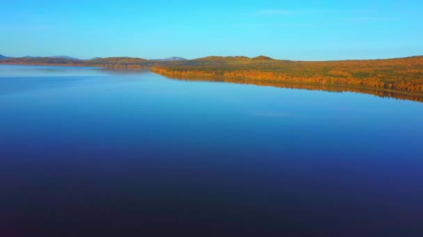 Vídeo aéreo de un hermoso lago de montaña en una mañana helada de otoño. — Vídeo de stock