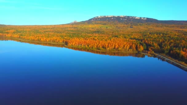 Vídeo aéreo de belo lago de montanha em uma manhã de outono gelada. — Vídeo de Stock