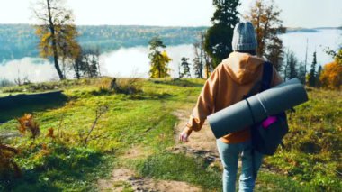 Dağlarda yürüyüş yapan bir kız. Yavaş çekim videosu