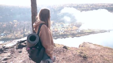 Dağlarda yürüyüş yapan bir kız. Yavaş çekim videosu