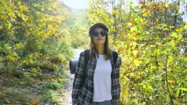 Dağlarda yürüyüş yapan bir kız. Yavaş çekim videosu