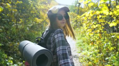 Dağlarda yürüyüş yapan bir kız. Yavaş çekim videosu