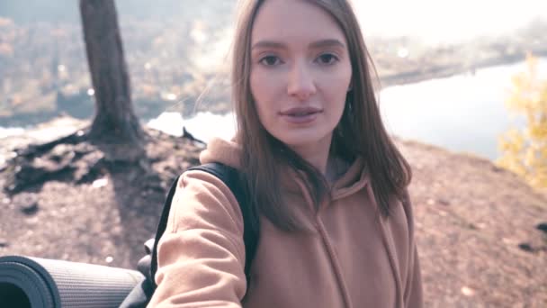 Flicka på en vandring i bergen. Långsam rörelse video — Stockvideo