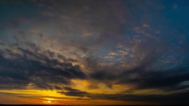 Şafak vakti güzel gökyüzü. Bulutlar uçuyor ve güneş parlıyor.