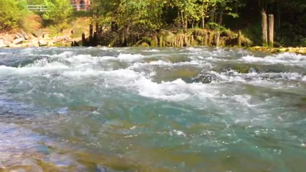 Vídeo de rio de montanha com água azul ou azul-turquesa. Movimento lento — Vídeo de Stock